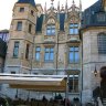 Hôtel de Bourgtheroulde - dans la cour intérieure, la façade principale ornée en son centre de la Salamandre, emblème de François 1er.  La tourelle polygonale (à gauche) était à l'origine recouverte de sculptures Renaissance. Quasi détruite en 1944, elle a été restaurée à l'identique mais sans ses bas-reliefs.