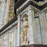 Statue d'un prophète et bas-reliefs, ouvrages attribués à Amadeo et aux frères Mantegazza. Au-dessus, on aperçoit le niveau des fenêtres géminées.