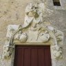 La cour d'honneur de Fougères  : le fronton sculpté en tuffeau des bords du Cher qui orne la porte de la salle des gardes - au sommet un saint Michel  terrassant le dragon. 