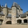 La cour d'honneur de Fougères  : la partie nord de la forteresse avec son donjon rectangulaire et la galerie ouverte.