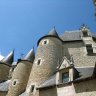 Vues de la cour d'honneur de Fougères, les toitures du donjon rectangulaire et du chemin de ronde.