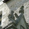 Fenêtre de la galerie haute et mur du donjon rectangulaire. Contraste des matériaux : la bâtisse est construite en moellons de calcaire dur de Beauce, les ouvertures et les apports ornementaux sont en tuffeau des bords du Cher.