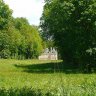 Au fond du jardin, dans une coulée verte, un autre château regarde le premier. Bâti sous la restauration, il appartient encore aux descendants du baron Lambot de Fougères.