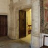 Chenonceau - La Salle des Gardes - La double porte en chêne sculptée (le Christ et Saint-Thomas) de la Chapelle. Au-dessus de la porte, une statue de la Vierge