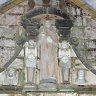 Enclos paroissial de Guimiliau. Eglise Saint Miliau. Intérieur du porche, au-dessus du portail statue du "Christ bénissant"  entre Adam et Eve.