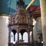 Eglise Saint Miliau - le baptistère (1675) en chêne sculpté. Magnifique ouvrage dont l'auteur est anonyme. Il est constitué de huit colonnes torses qui supportent un baldaquin Renaissance surmonté d'un tambour octogonal agrémenté de statuettes, au-dessus un dôme entouré d'une balustrade ajourée. Pour couronner l'ensemble, un lanternon surmonté d'un ange. Au centre, fonts baptismaux en granit.