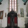 L'église Saint Miliau est réputée posséder les plus belles et les plus anciennes bannières (XVIème siècle) de Bretagne. A gauche du confessionnal (XVIème siècle), la bannière de Sainte Anne.