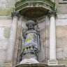 Enclos paroissial de Pleyben - Tour-porche, détail : statue de Saint Germain (1555), patron de l'église.