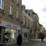 Guérande - la rue Saint Michel, rue piétonne et commerçante. On y trouve entre autres pour les gourmands : la Compagnie des Glaces (au n° 32), Christophe Roussel, Larnicol  et la chocolaterie Dousset (au n° 4)