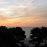 La baie de la Baule offre des ciels magnifiques et changeants. Ici, coucher de soleil sur la plage et le restaurant Le Ponton, vu du Royal Barrière. 