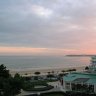 La Baule - coucher de soleil. Vus depuis le Royal : le casino (toit vert), la plage et au loin, la pointe de Penchâteau.