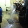 Distillerie Metté - Nettoyage d'un alambic après la distillation