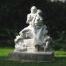 Le Premier Frisson (1921) de René Baucour (1878-?). Elève de Falguière, peu d'œuvres répertoriées si ce n'est une statue du général de Lamoricière (1921) visible sur l'aile de Rohan - Rivoli du Louvre, un relief écrasé du monument à Paul Péan à Courbevoie et un un monument aux morts dans l'Aisne. 