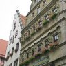 Détail de la façade de la Baumeisterhaus. Les statues du 1er étage représentent les 7 Vertus cardinales, celles du 2ème, les 7 péchés capitaux.  