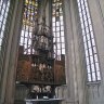 La galerie du chœur occidental : l'autel du Saint-Sang (1499-1505) ou retable de Tielman Riemenschneider. La relique insérée dans du cristal de roche est placée dans une croix de 1270. Au centre, la Cène. A gauche, entrée de Jésus à Jérusalem. A droite, l'agonie au jardin de Gethsémani. L'autel a été construit dans l'atelier du maître Erhard Harschner de Rothenburg.