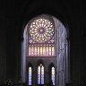 Cathédrale Saint-Vincent de Saint-Malo - la rose et les vitraux du chevet, œuvres du peintre Jean Le Moal et du maître-verrier Bernard Allain.