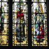 Cathédrale Saint-Vincent de Saint-Malo – vitraux de la nef (maître-verrier Max Ingrand). L’ensemble des vitraux de la nef retrace l’histoire de la cité, de Saint Malo et de la cathédrale. Ici, la fondation du siège épiscopal de Saint Malo par Jean de Chatillon, en 1152.