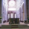 Cathédrale Saint-Vincent de Saint-Malo – à la croisée du transept et de la nef, le maître-autel et la cathèdre surplombent le chœur en contre-bas. 