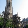 Le beffroi (XIXe siècle) et l'église. Saint-Germain l'Auxerrois est l'unique église de Paris (avec la Sainte-Chapelle) à avoir conservé un porche extérieur. Ce porche du XVe siècle, percé de 5 ouvertures en ogive, est de style gothique flamboyant. 