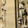 Deux des sculptures qui ornent le porche extérieur. A gauche, une sainte Radegonde exécutée en 1841 par Louis Desprez (sculpteur français 1799-1870). A droite, une exception, un moulage de Sainte Marie d'Egypte dont l'original (du XVème) se trouve dans la Chapelle de La Vierge. 