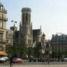 Saint-Germain l'Auxerrois vue depuis l'angle de la rue de Rivoli et de la rue de l'Amiral de Coligny. 
