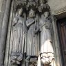 Le groupe des trois statues nord du portail : La Reine de Saba, Salomon et saint Vincent. Le groupe des trois statues sud représentent saint Germain, sainte Geneviève et un ange.
