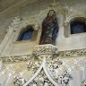 La Vierge à l'Oiseau - sculpture en bois polychrome du XIVème siècle située au-dessus de la porte du clocher.