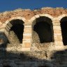Vérone - le mélange de briques, de marbre rose et de silex qui constituent la structure de l'Arena.