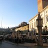 Vérone - piazza delle Erbe : au premier plan le Capitello, au fond la torre del Gardello et le palazzo Maffei. 