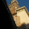 Vérone - piazza delle Erbe. La tour des Lamberti s'élève au-dessus de l'Arco della Costa (on accède aux visites de la tour par la via della Costa). Elle fait partie du palazzo della Regione.