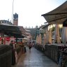 Vérone - piazza delle Erbe. L'ancien marché aux herbes est désormais un marché touristique qui occupe tout le cœur de la place.