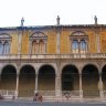 Vérone - piazza dei Signori : la loggia del Consiglio (fin du XVe siècle, de style Renaissance) hébergeait le Grand Conseil. Statues sommitales : Catulle, Pline, Vitruve…